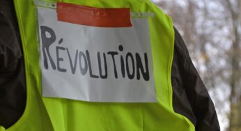 Yellow vests: Protesters from Paris to London for Anti-austerity and Brexit