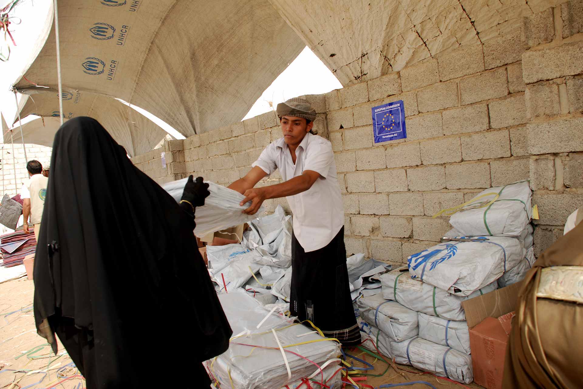 Refugee receives blankets in Yemen