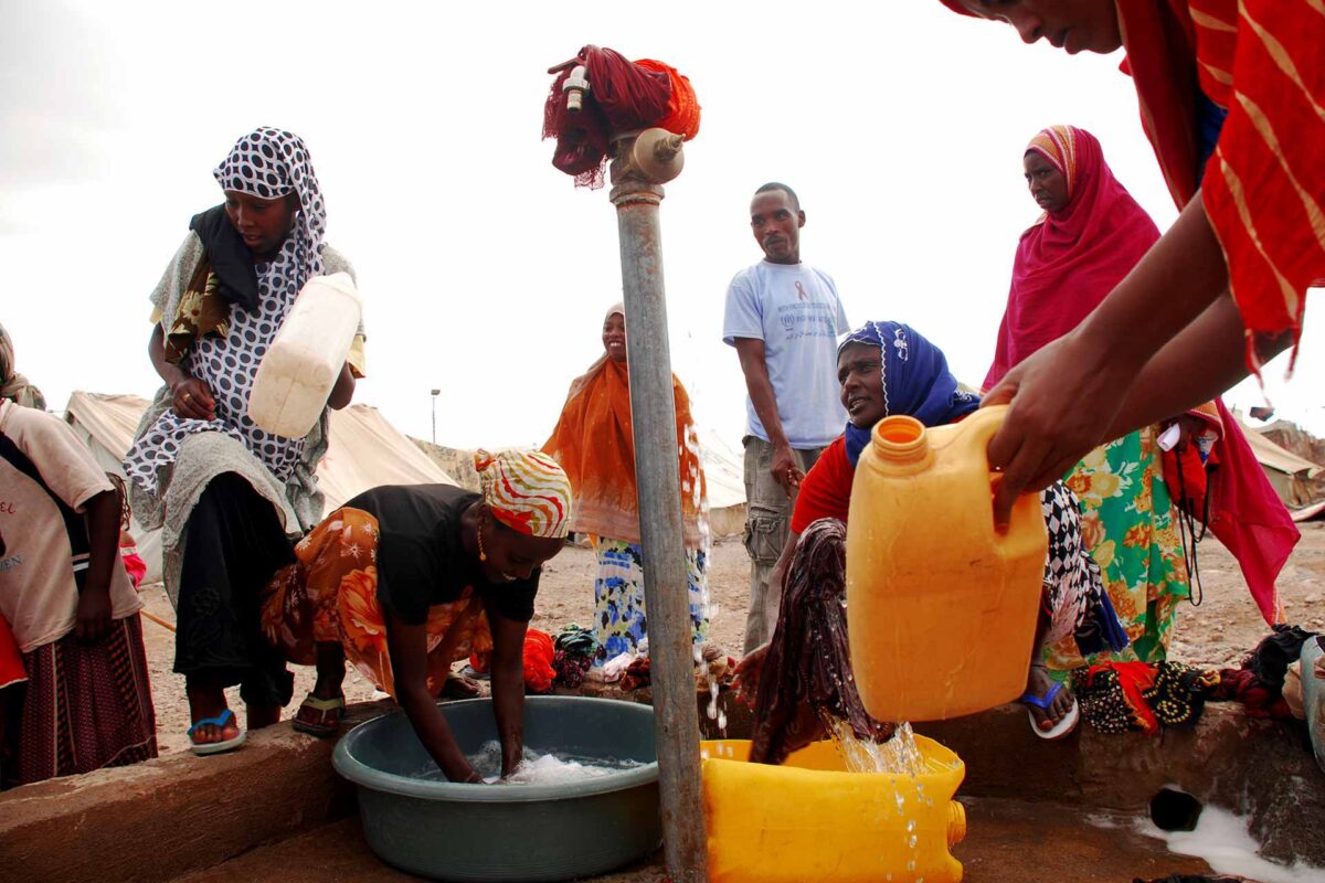 Somali refugees using a water standpipe